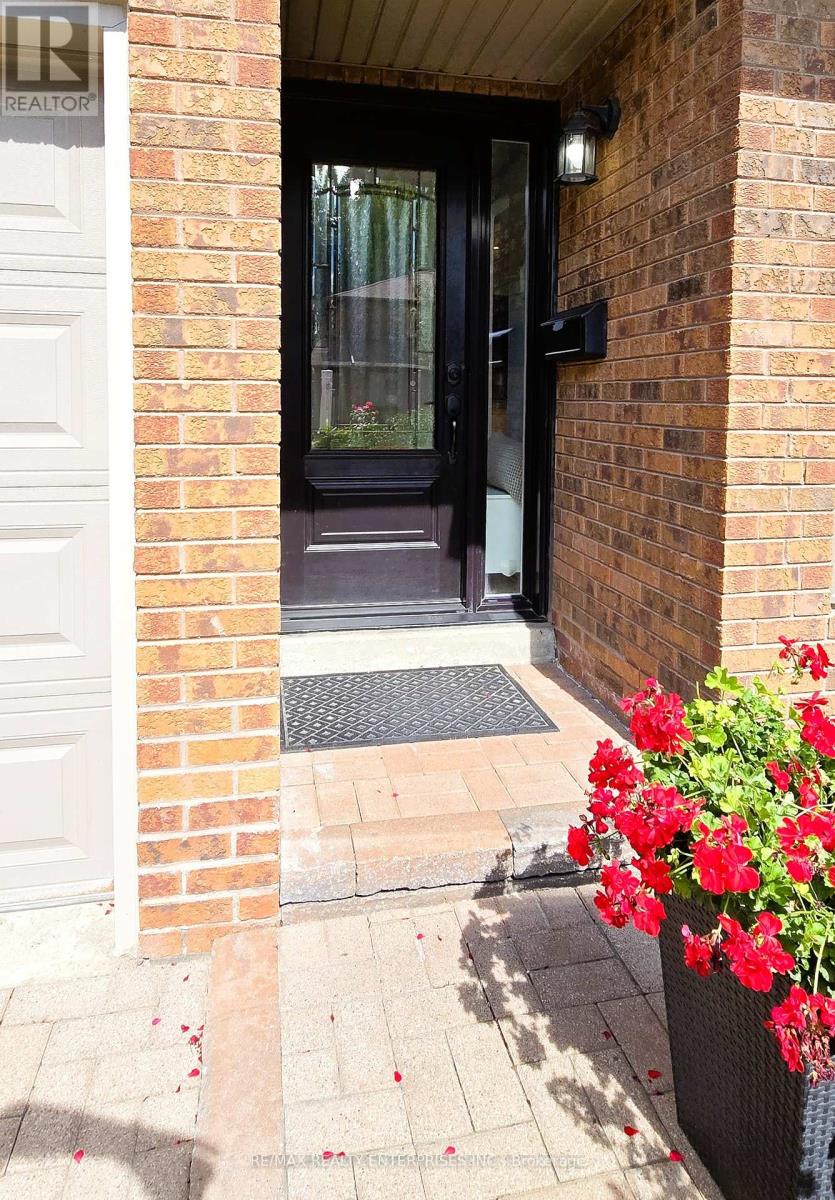 Photo 4 of 19 1180 Walden Circle, Mississauga ON