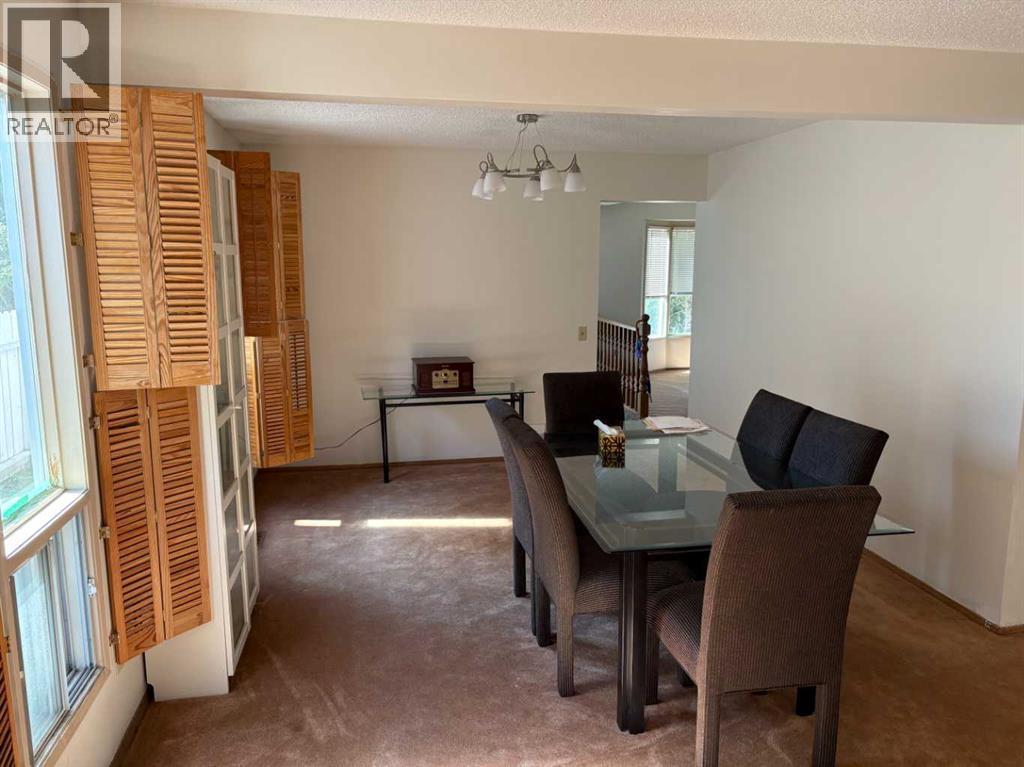 Photo 11 of 256 Woodstock Place Sw, Calgary AB