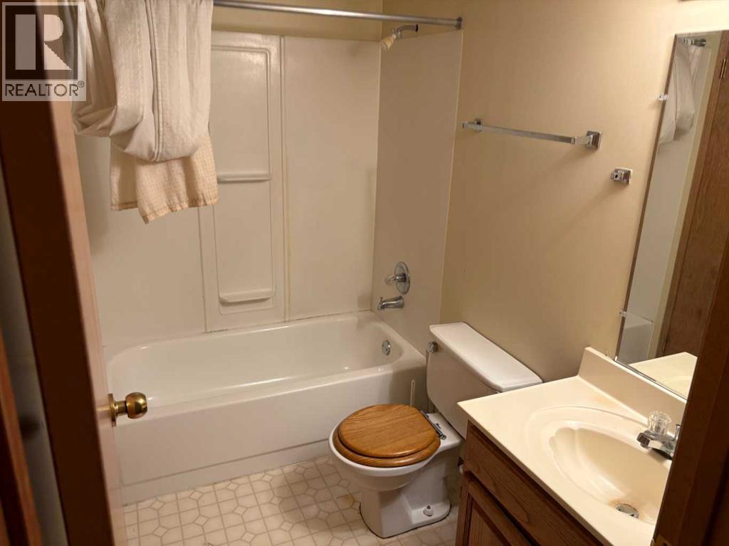 Photo 13 of 256 Woodstock Place Sw, Calgary AB