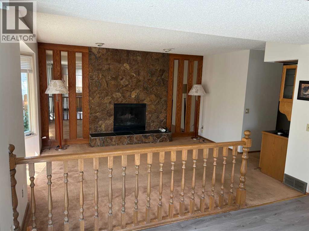 Photo 4 of 256 Woodstock Place Sw, Calgary AB