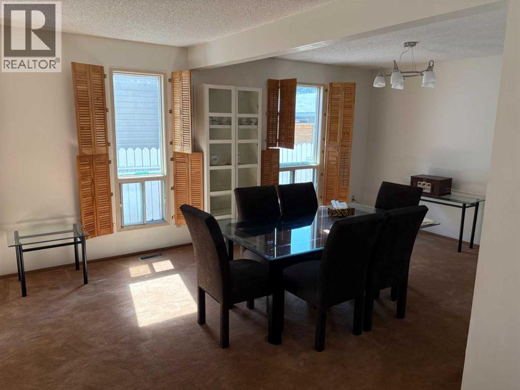 Photo 5 of 256 Woodstock Place Sw, Calgary AB