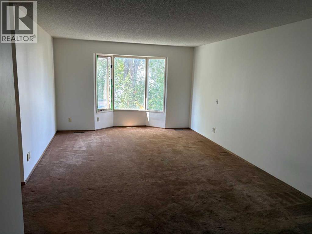 Photo 10 of 256 Woodstock Place Sw, Calgary AB