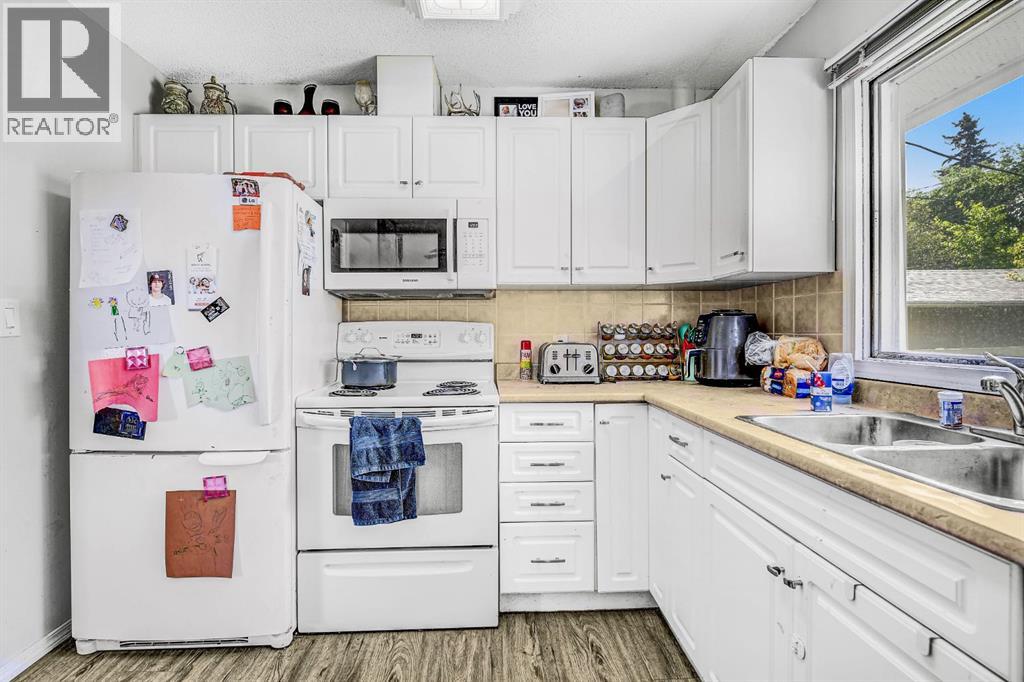 Photo 8 of 9825 91 Avenue, Grande Prairie AB