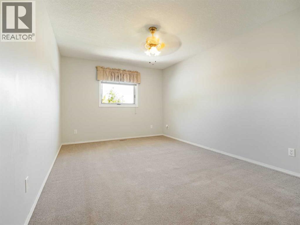 Photo 43 of 77 Columbia Boulevard W, Lethbridge AB