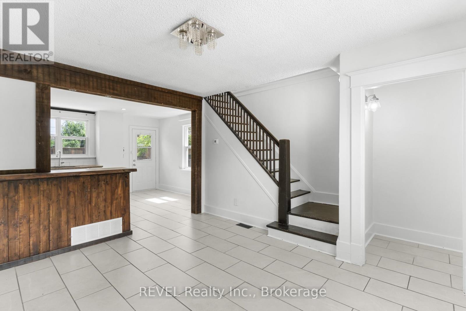 Photo 6 of 5070 Third Avenue, Niagara Falls ON