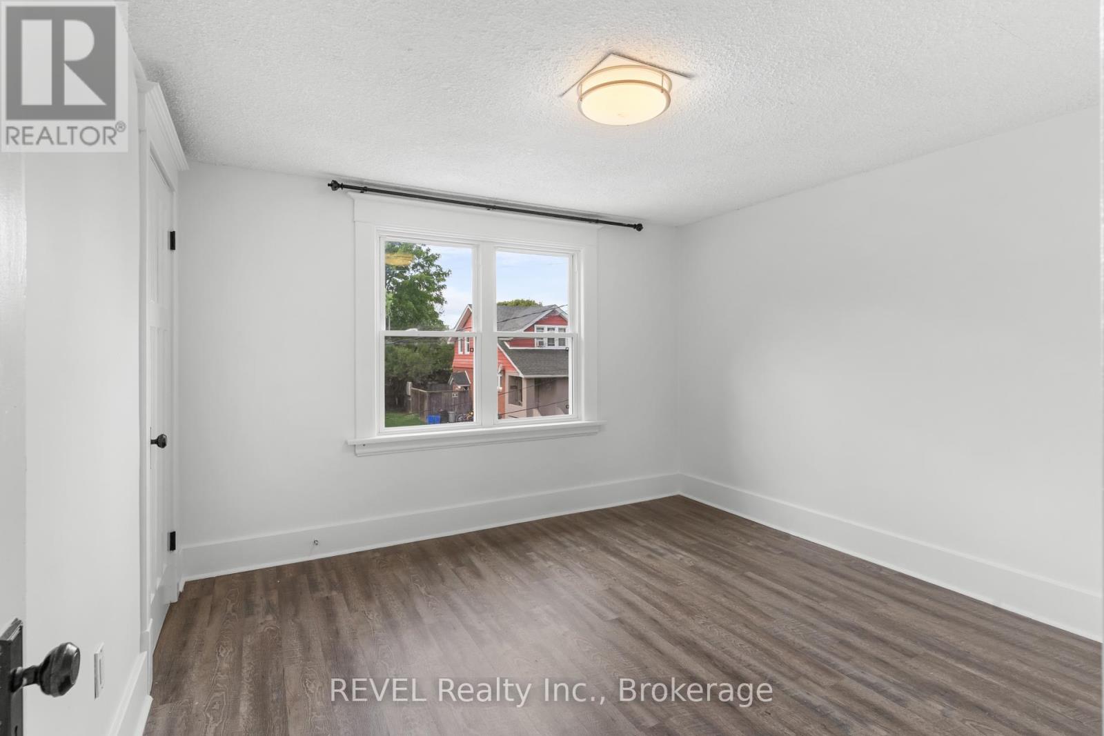Photo 10 of 5070 Third Avenue, Niagara Falls ON