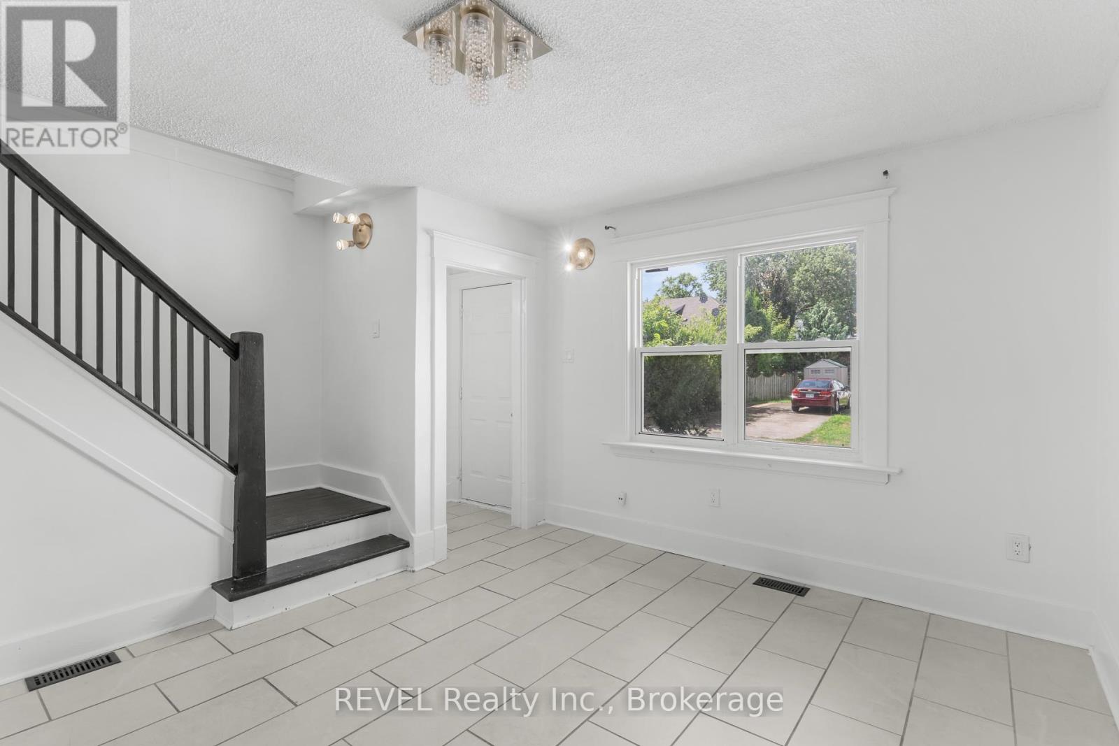 Photo 11 of 5070 Third Avenue, Niagara Falls ON