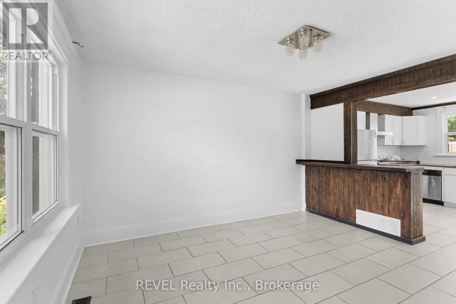 Photo 5 of 5070 Third Avenue, Niagara Falls ON