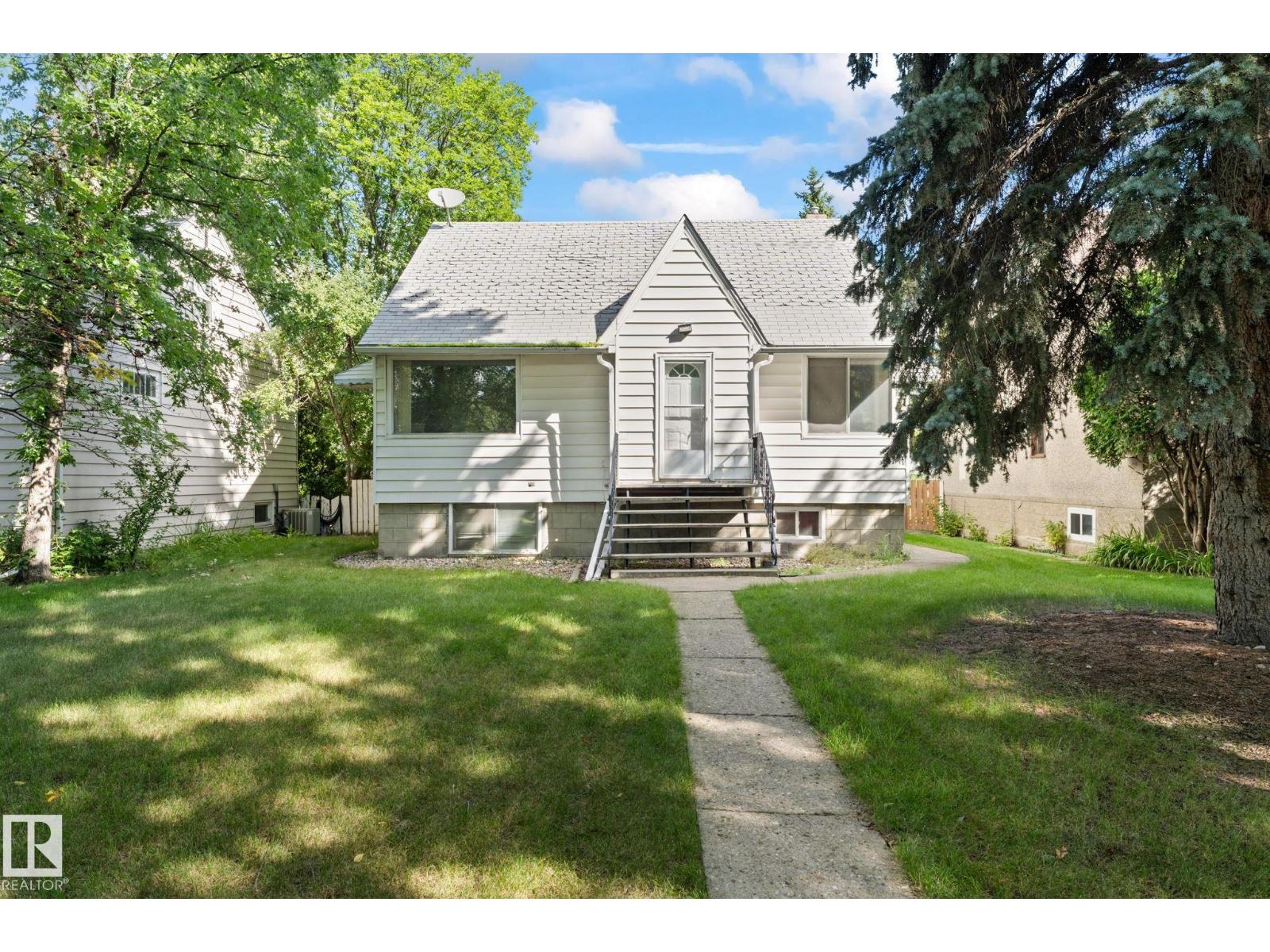 Photo 2 of 11234 71 Av Nw, Edmonton AB