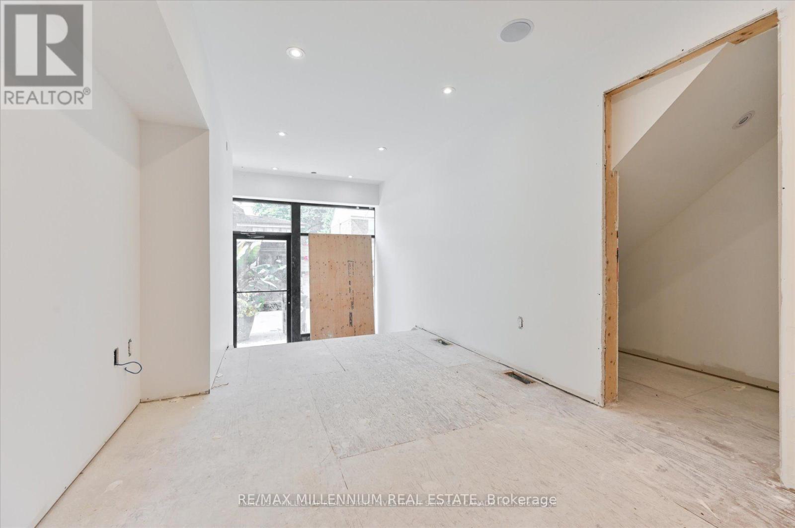 Photo 4 of 415 Jane Street W, Toronto ON