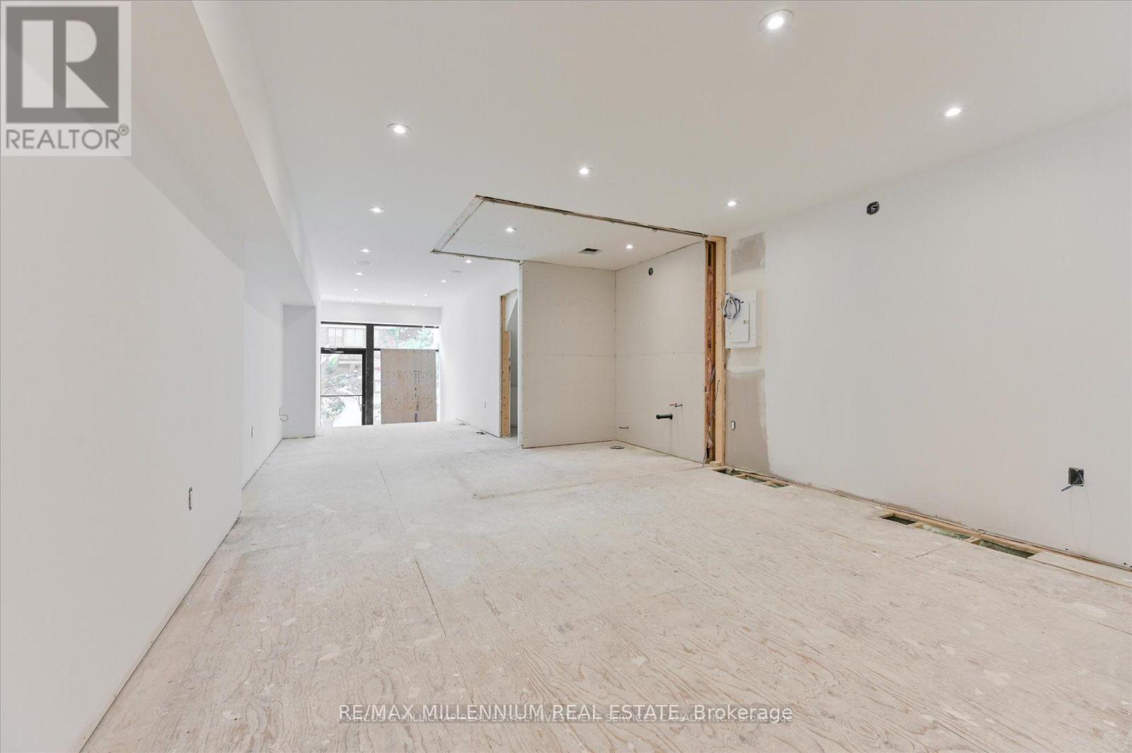 Photo 5 of 415 Jane Street W, Toronto ON