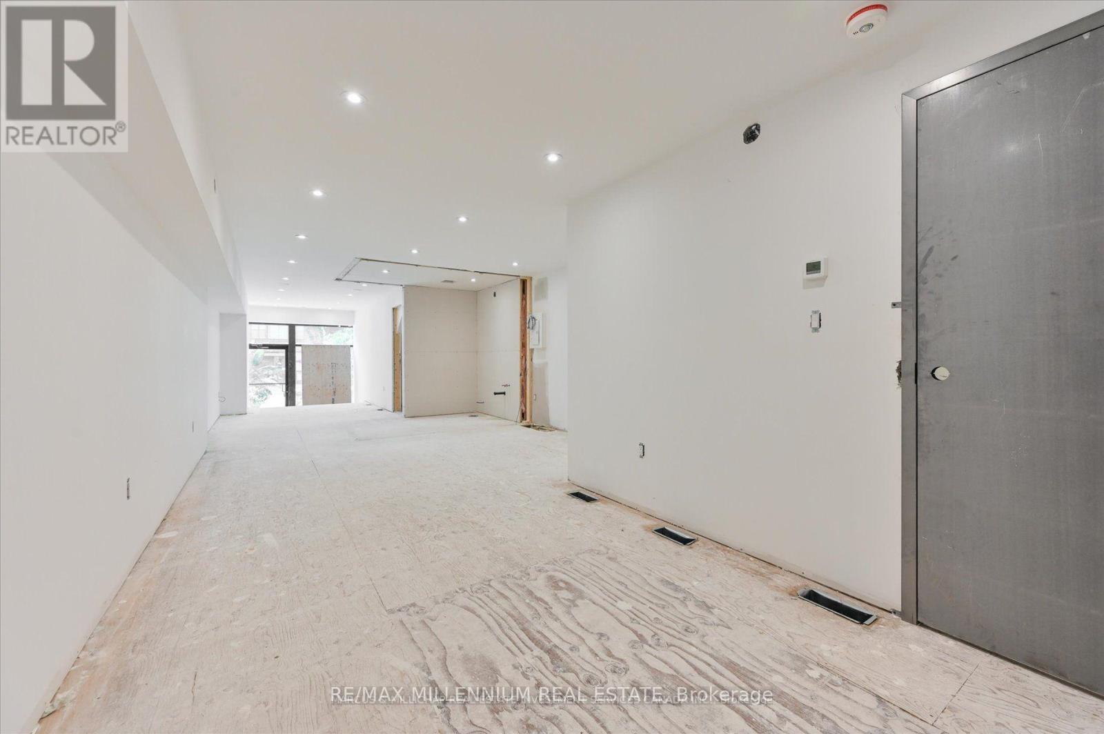 Photo 2 of 415 Jane Street W, Toronto ON