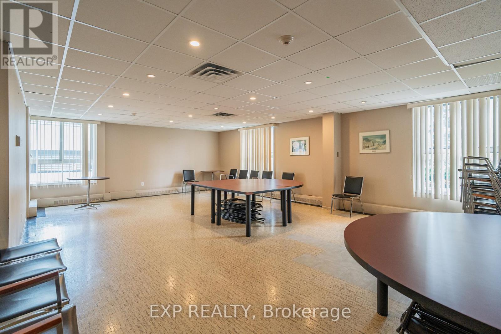 Photo 2 of 809 1785 Frobisher Lane, Ottawa ON