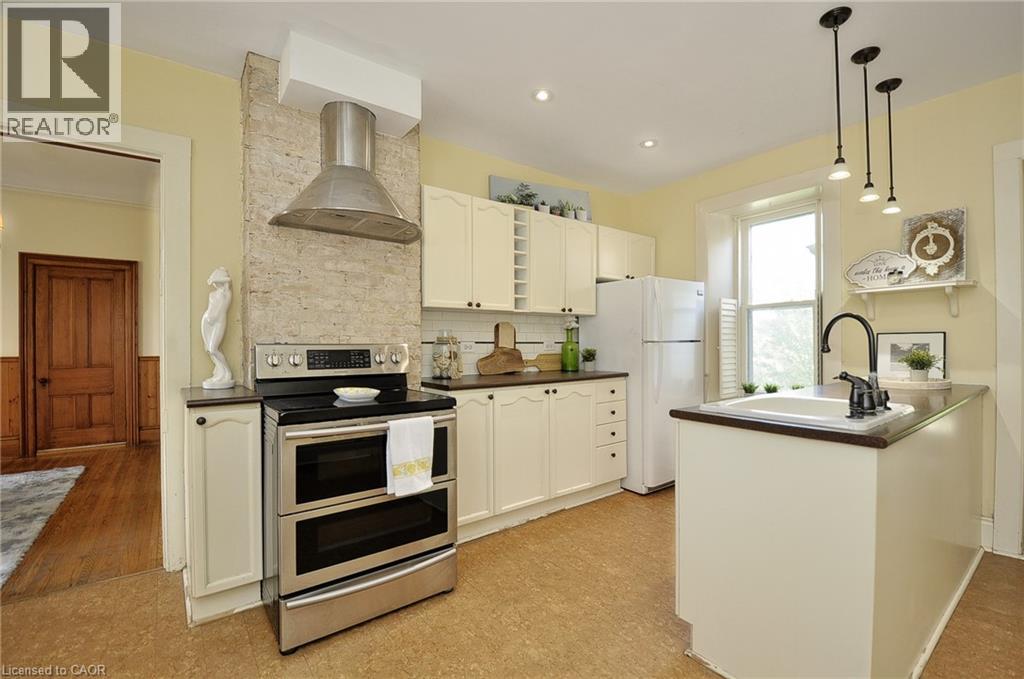Photo 16 of 110 Grand Avenue S, Cambridge ON
