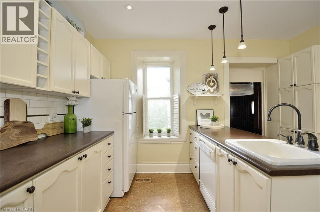 Photo 18 of 110 Grand Avenue S, Cambridge ON