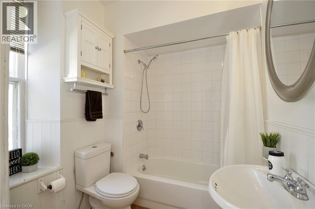 Photo 32 of 110 Grand Avenue S, Cambridge ON