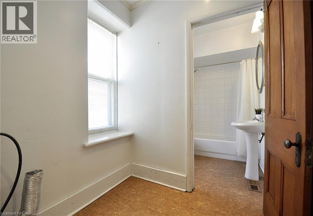 Photo 33 of 110 Grand Avenue S, Cambridge ON
