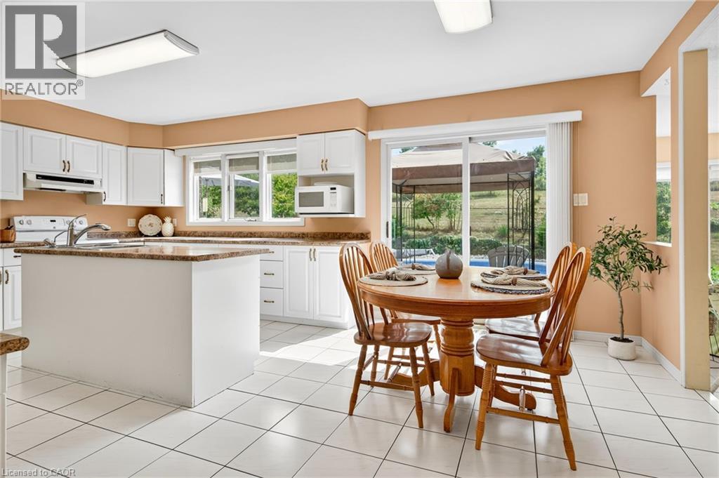 Photo 16 of 22 Weneil Drive, Freelton ON