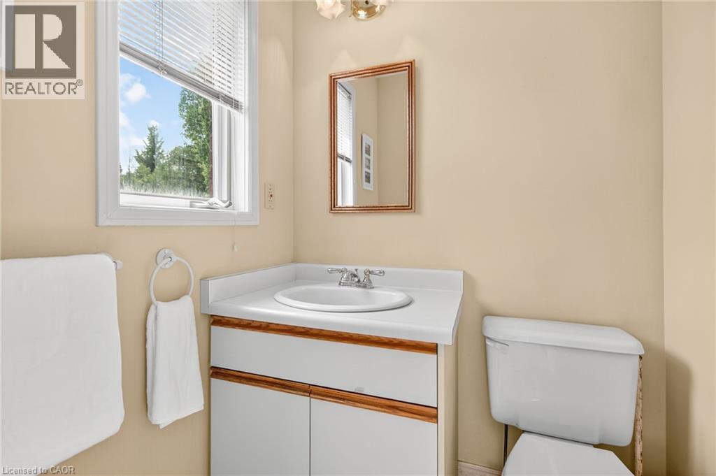 Photo 10 of 22 Weneil Drive, Freelton ON