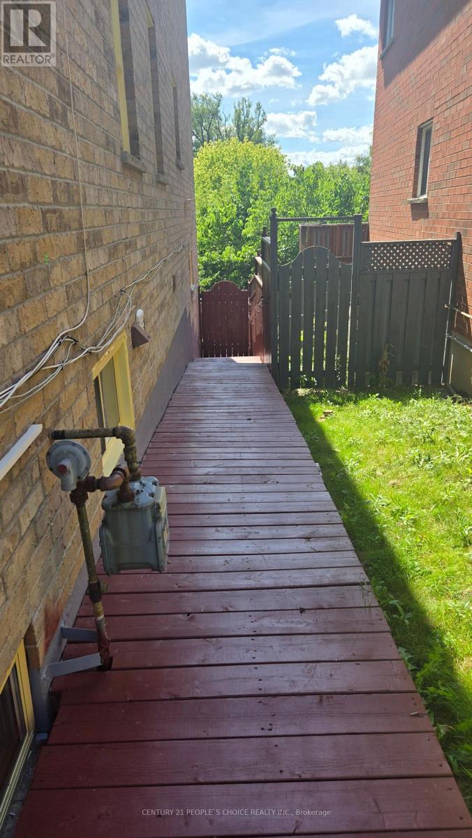Photo 5 of 38 Goreridge Crescent, Brampton ON