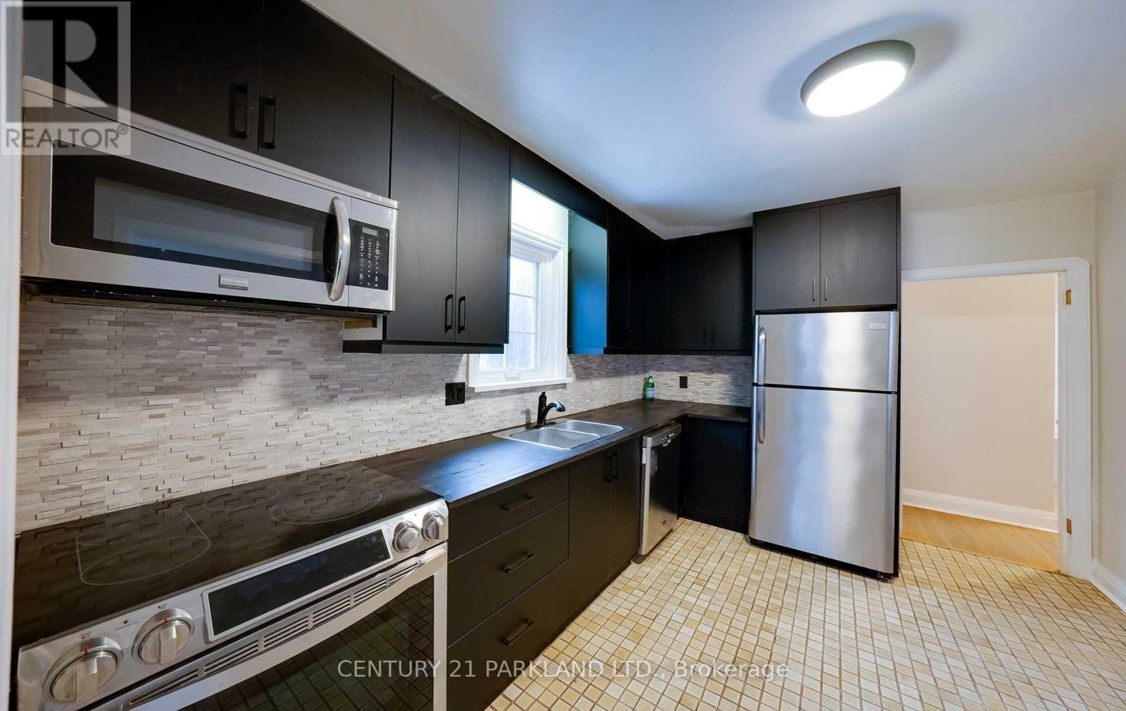 Photo 15 of 3 Parkview Heights, Toronto ON