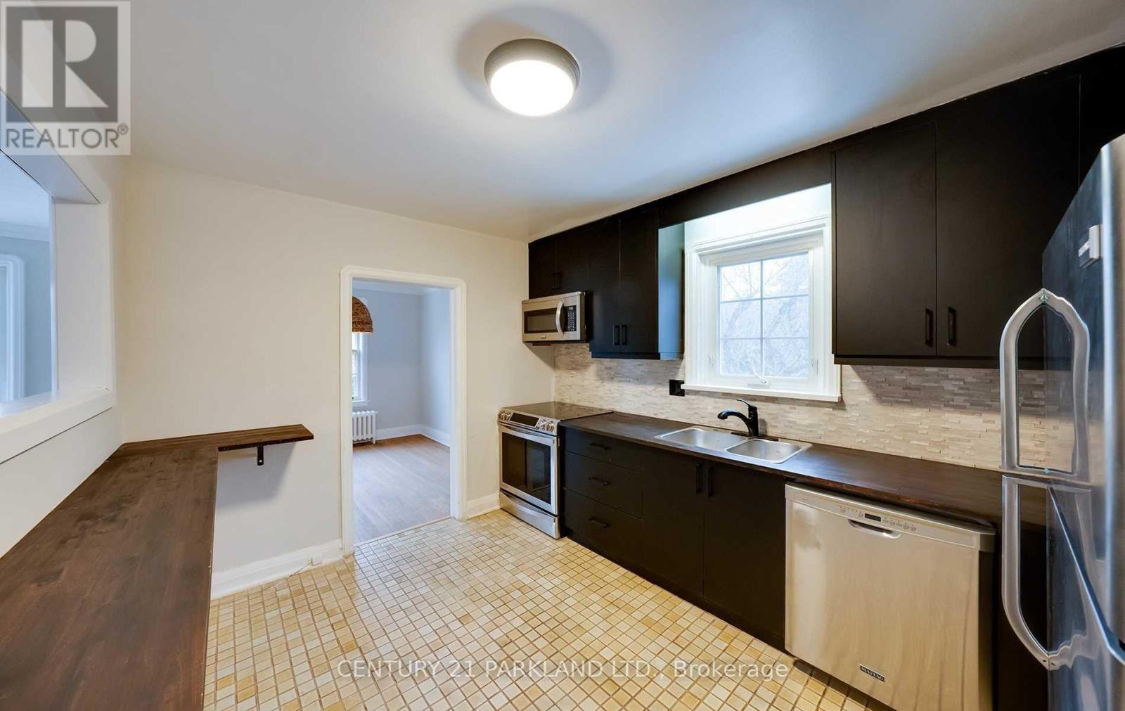 Photo 8 of 3 Parkview Heights, Toronto ON
