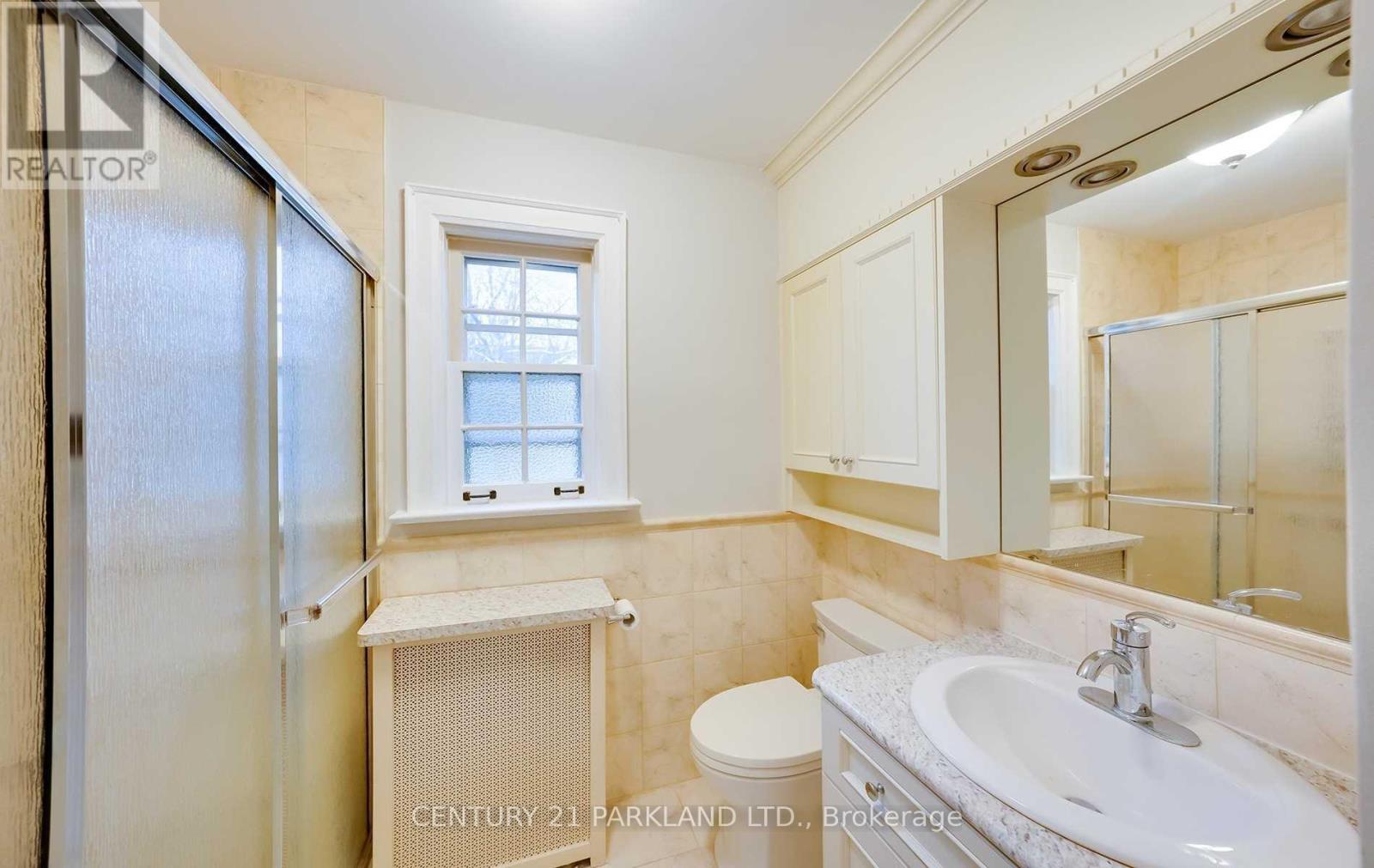 Photo 16 of 3 Parkview Heights, Toronto ON