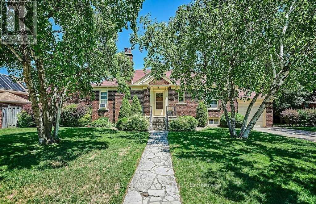 Photo 11 of 3 Parkview Heights, Toronto ON