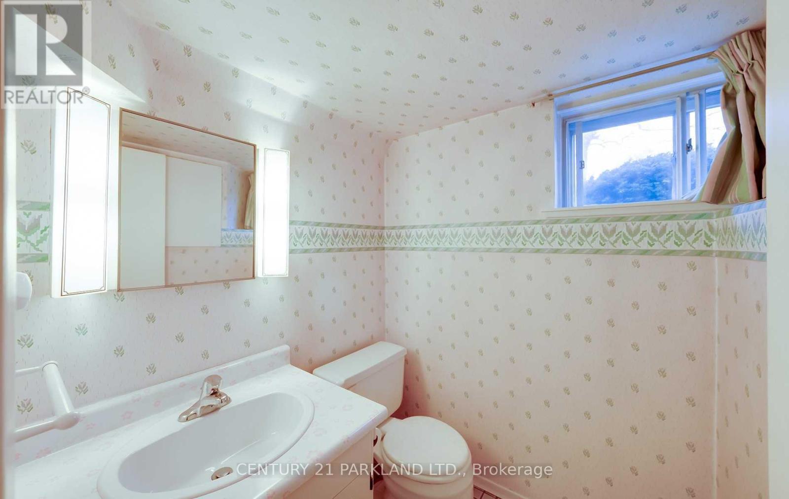 Photo 14 of 3 Parkview Heights, Toronto ON