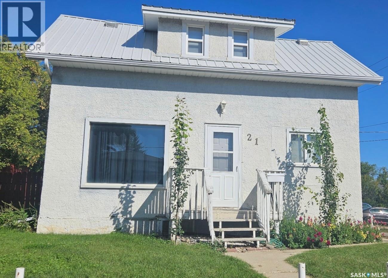Photo 8 of 21 8th Avenue Ne, Swift Current SK