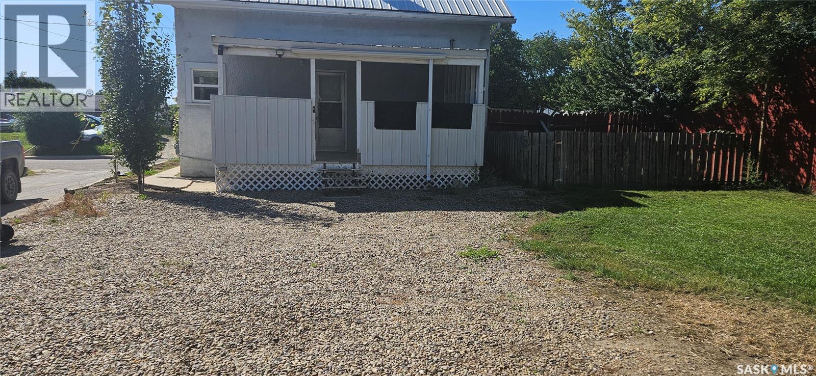 Photo 6 of 21 8th Avenue Ne, Swift Current SK