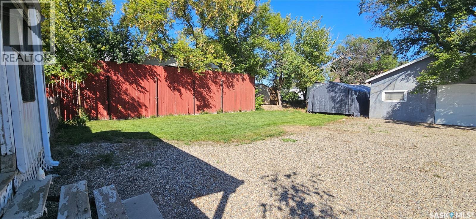 Photo 11 of 21 8th Avenue Ne, Swift Current SK