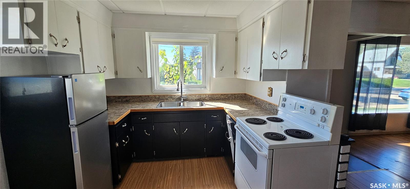 Photo 2 of 21 8th Avenue Ne, Swift Current SK