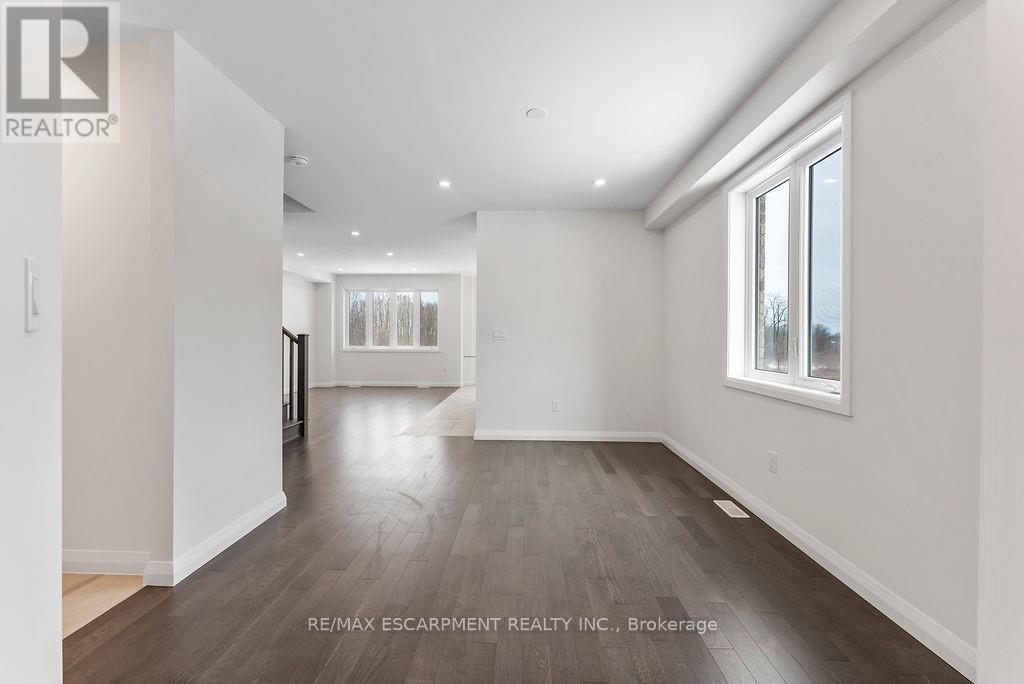 Photo 5 of 207 Alessio Drive, Hamilton ON