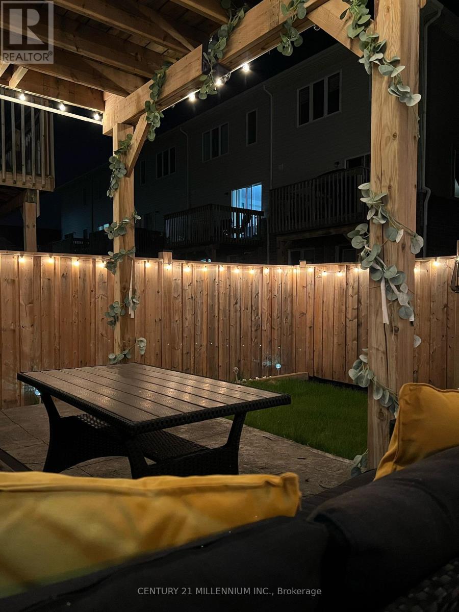 Photo 4 of 15 Dorchester Terrace, Hamilton ON