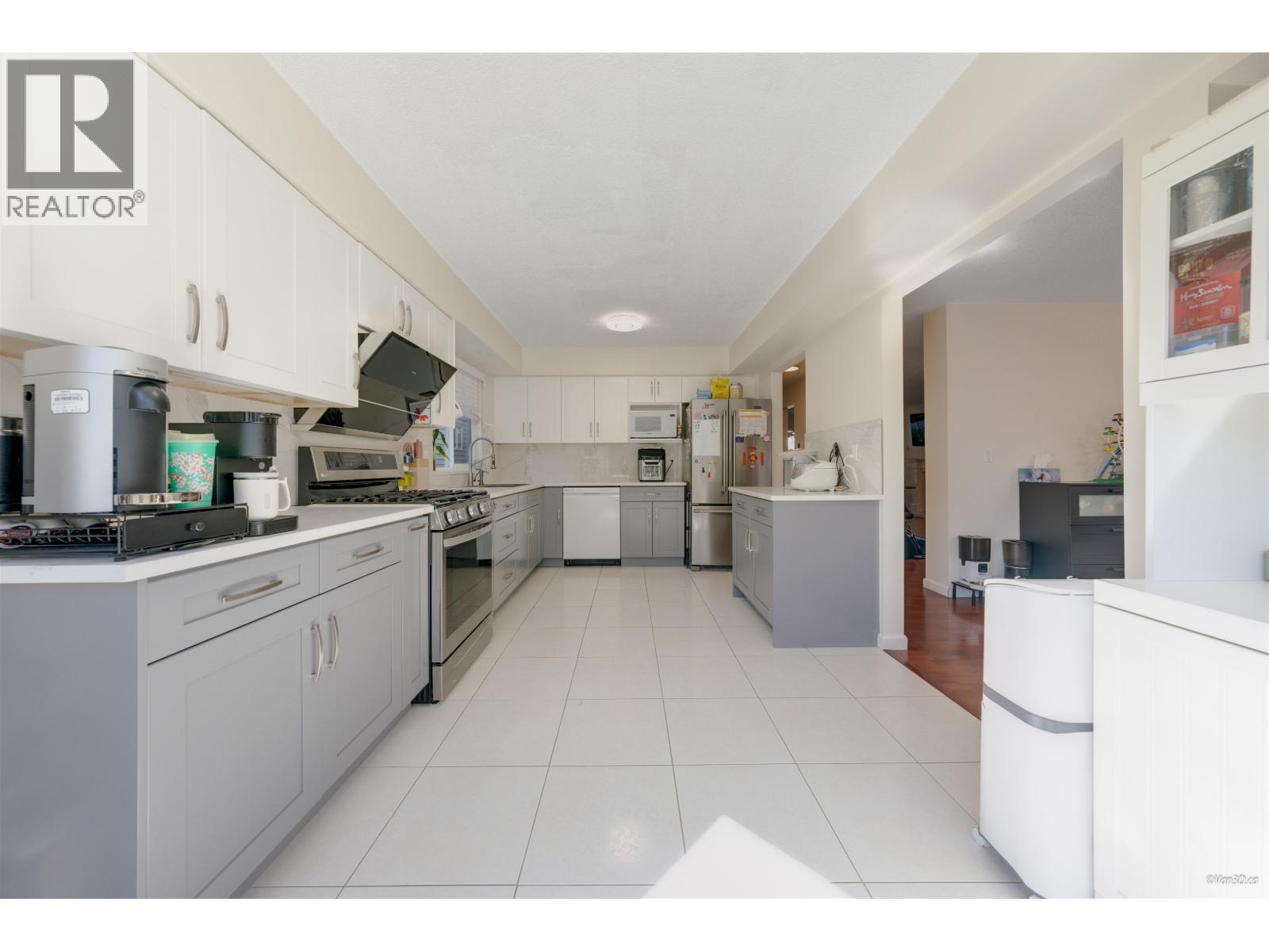 Photo 3 of 8366 Dayton Court, Richmond BC