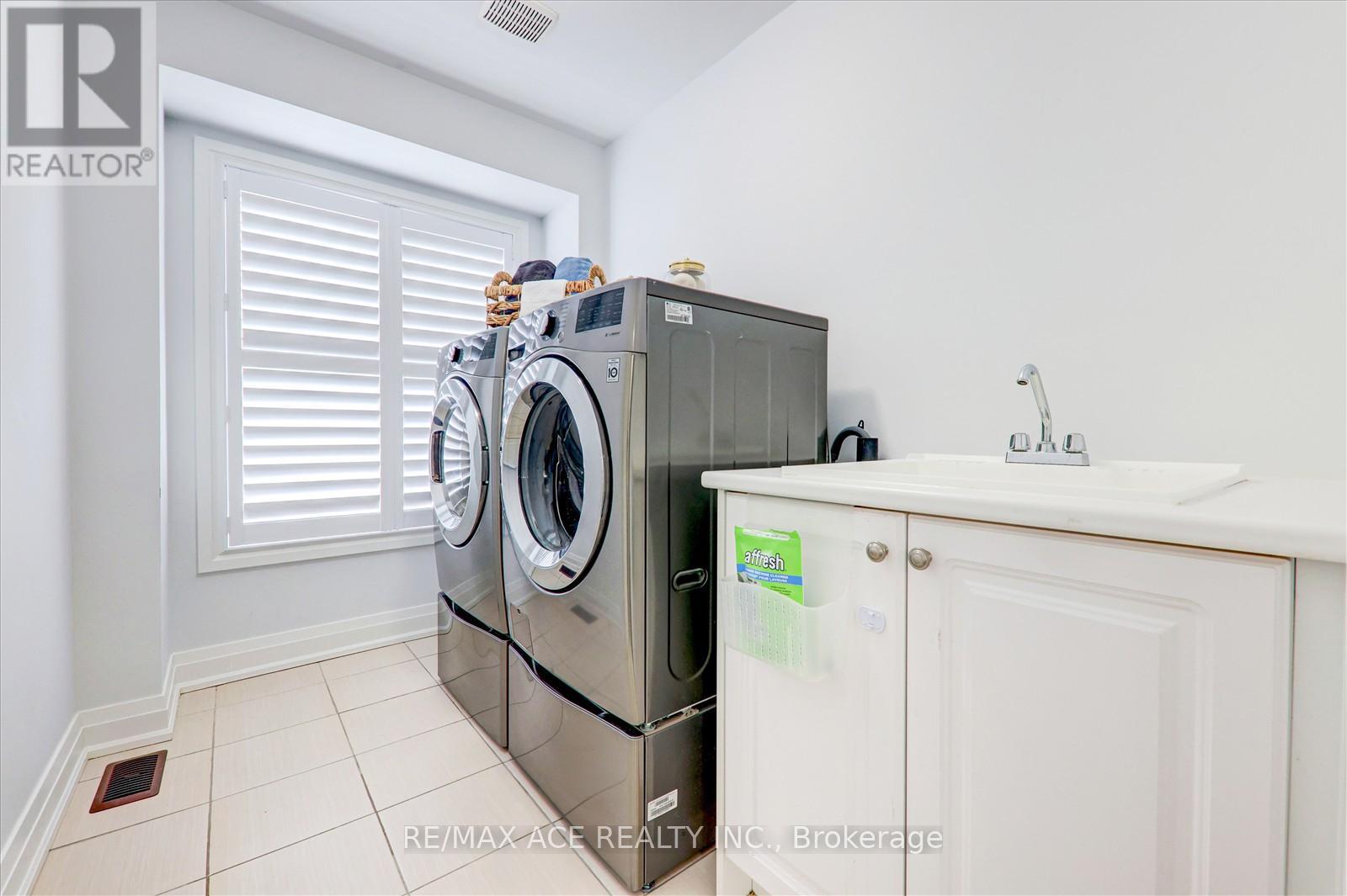 Photo 4 of 27 Hassard Short Lane, Ajax ON