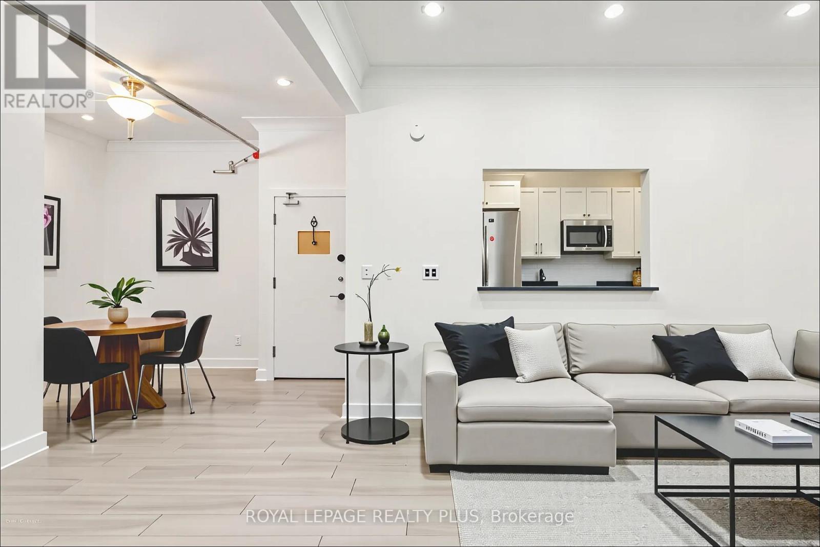Photo 10 of 2 1 Elmwood Avenue S, Mississauga ON