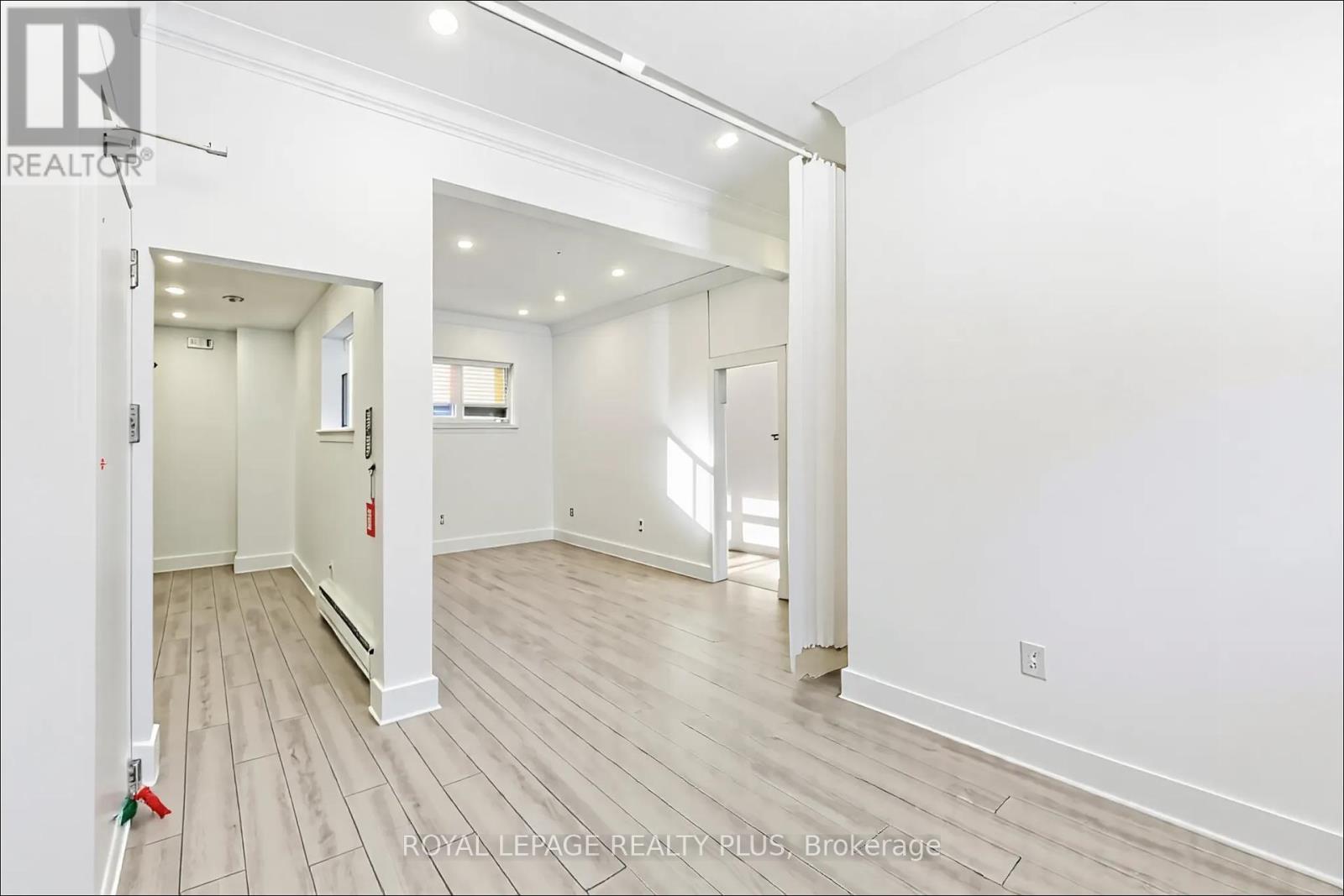 Photo 5 of 2 1 Elmwood Avenue S, Mississauga ON