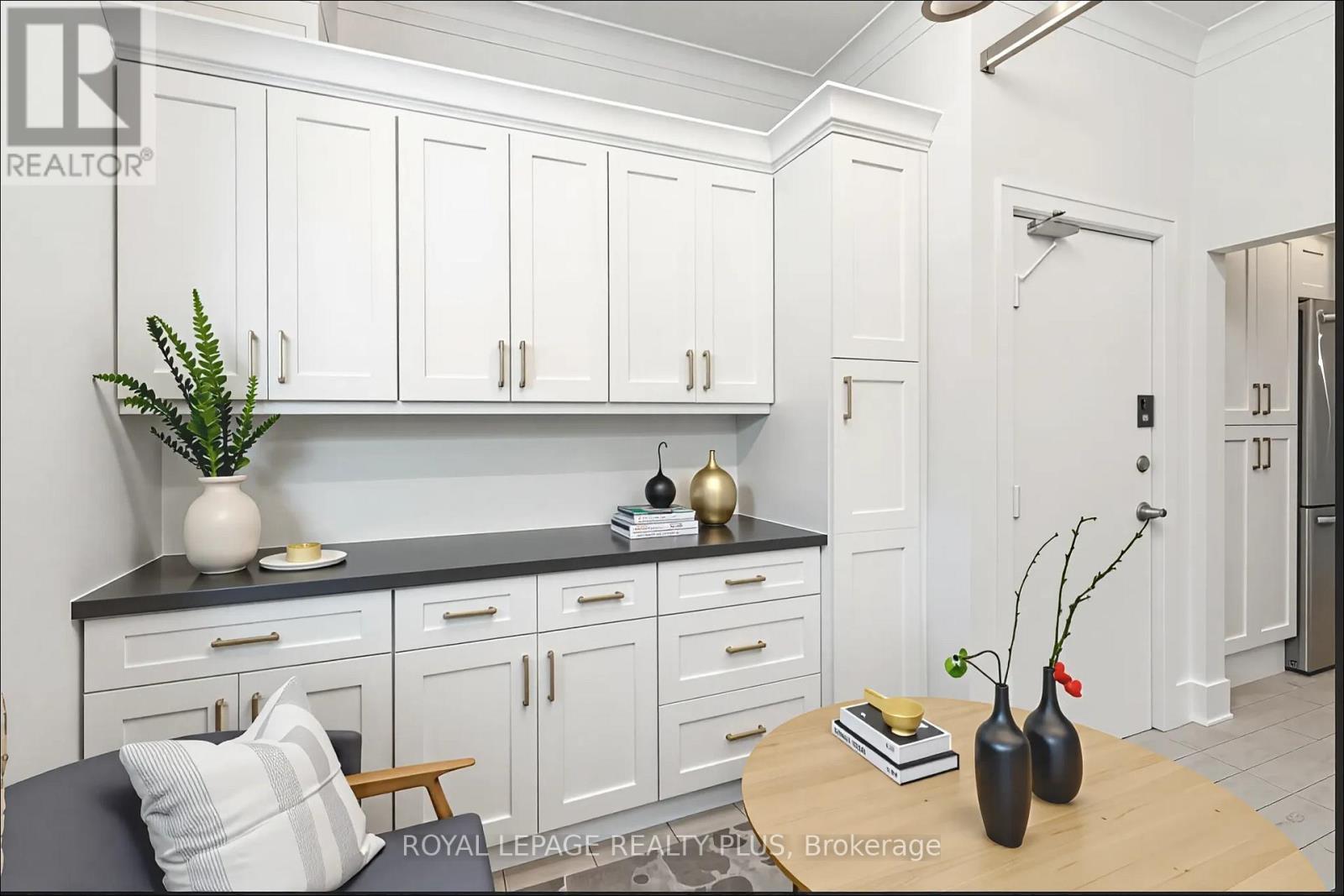 Photo 7 of 2 1 Elmwood Avenue S, Mississauga ON