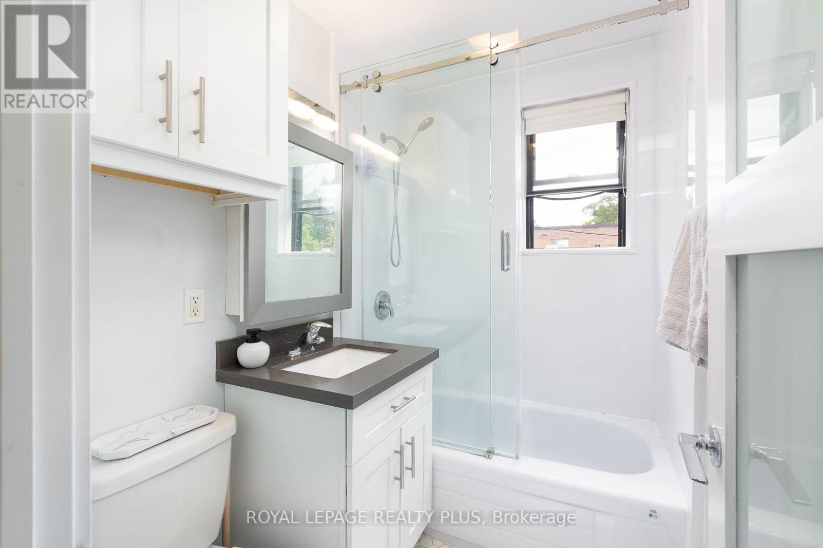 Photo 17 of 2 1 Elmwood Avenue S, Mississauga ON