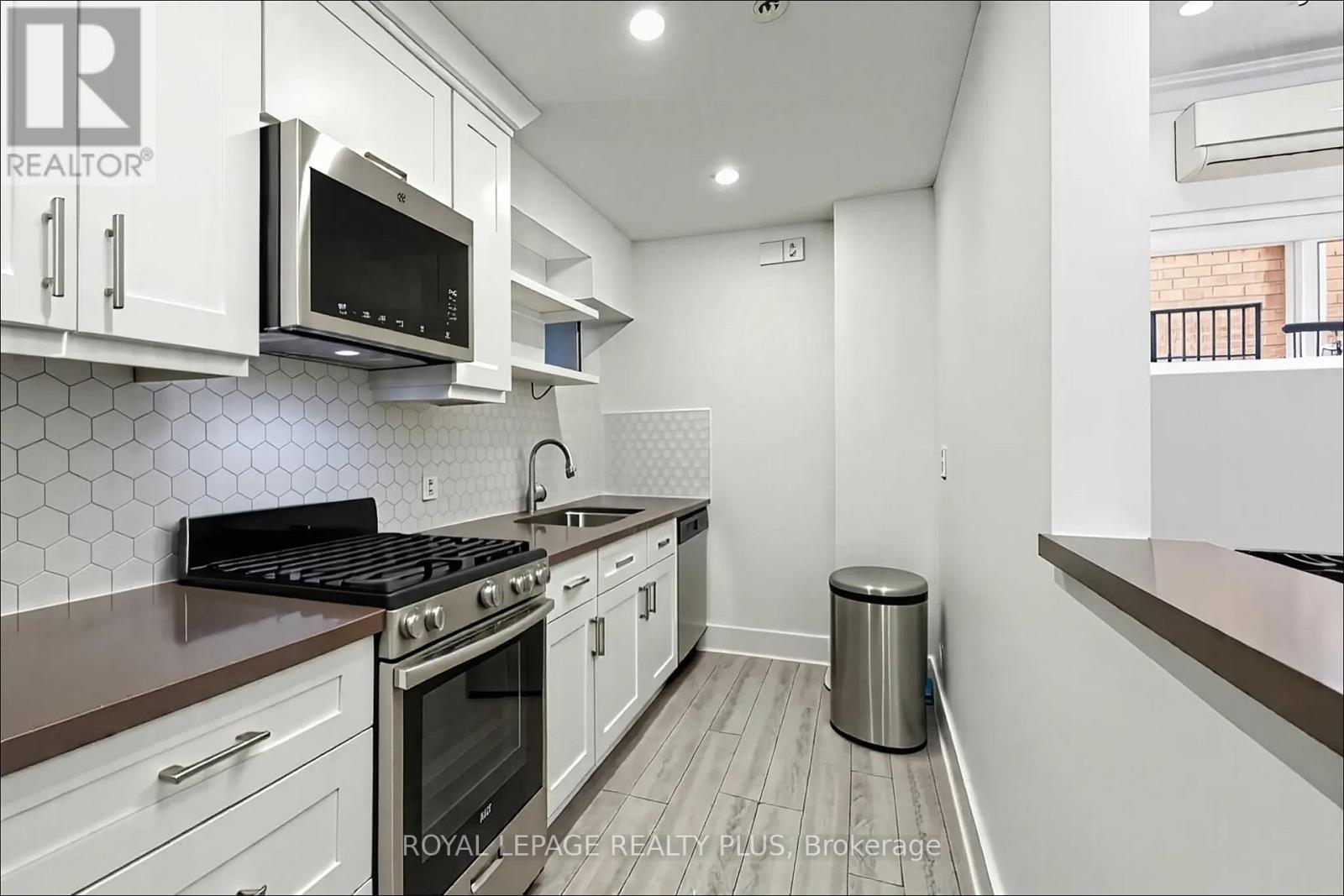 Photo 11 of 2 1 Elmwood Avenue S, Mississauga ON