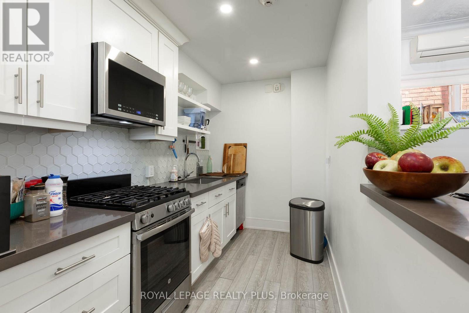 Photo 12 of 2 1 Elmwood Avenue S, Mississauga ON