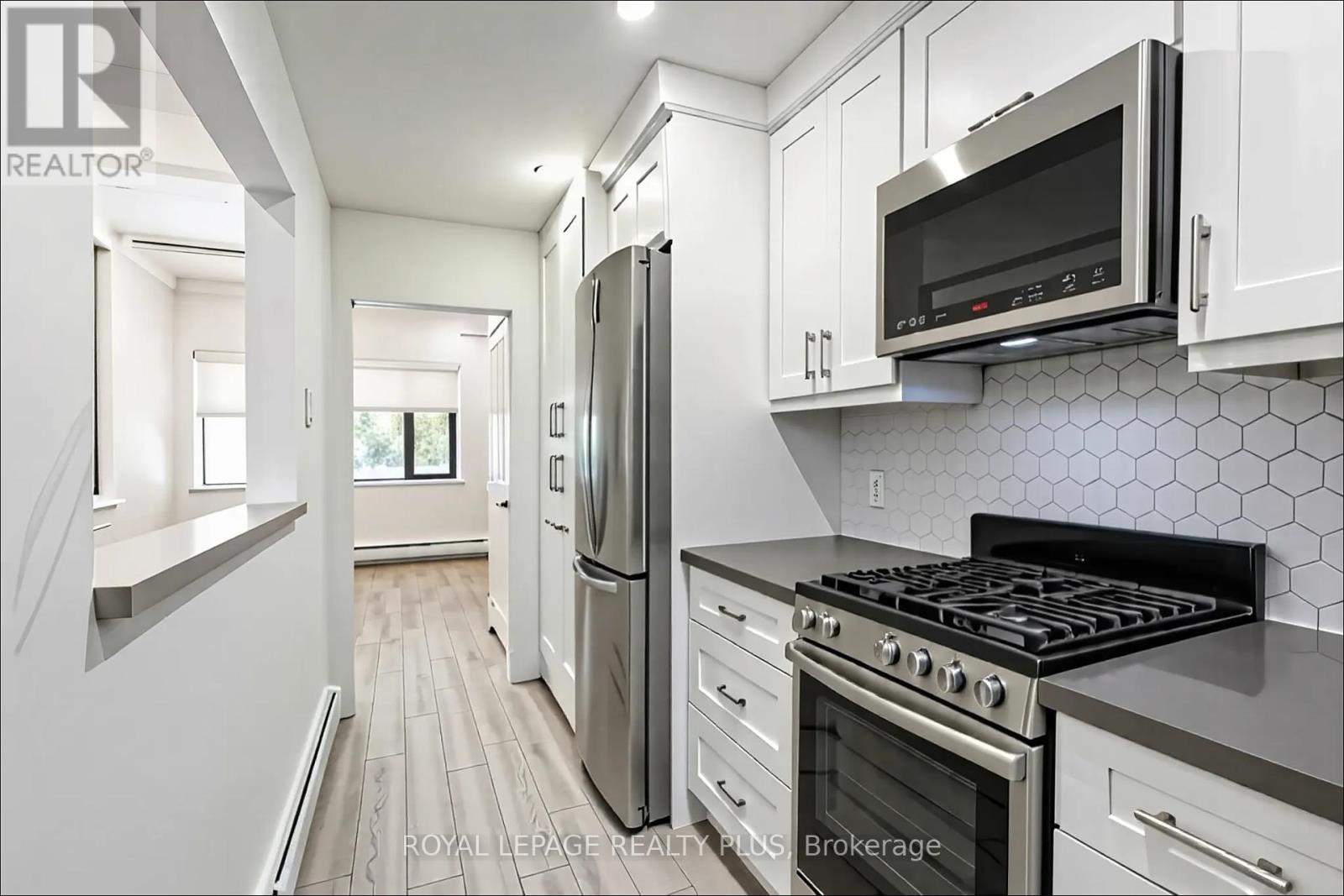 Photo 8 of 2 1 Elmwood Avenue S, Mississauga ON