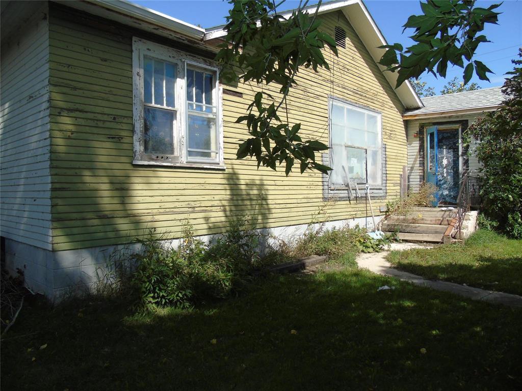 Photo 4 of 205 Charles Avenue W, Morris MB