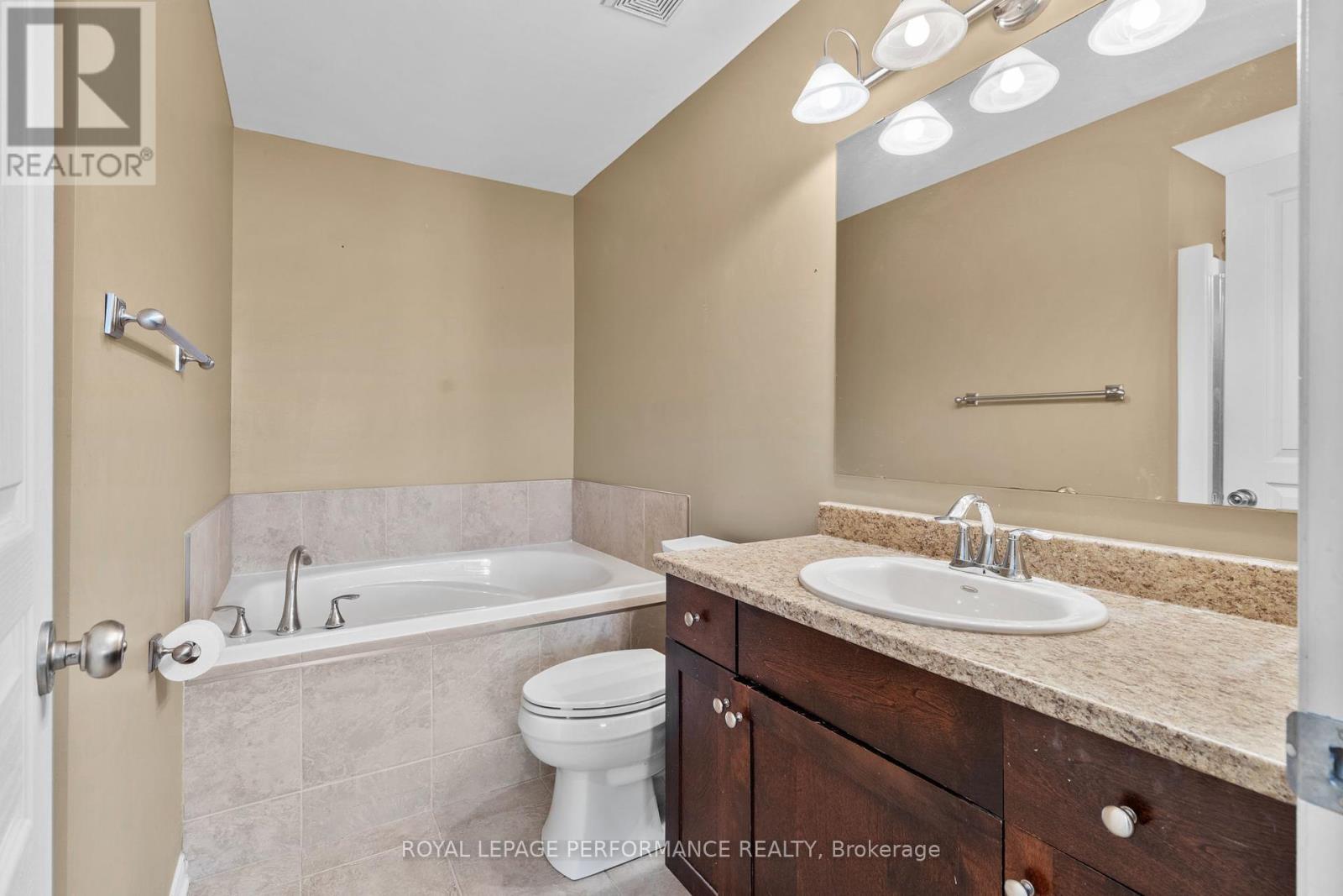 Photo 24 of 122 Osnabrook Private, Ottawa ON