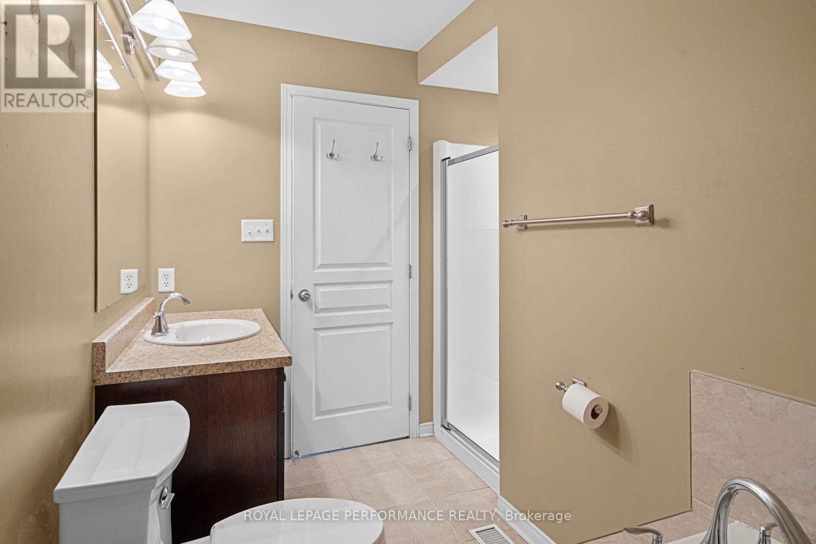 Photo 18 of 122 Osnabrook Private, Ottawa ON