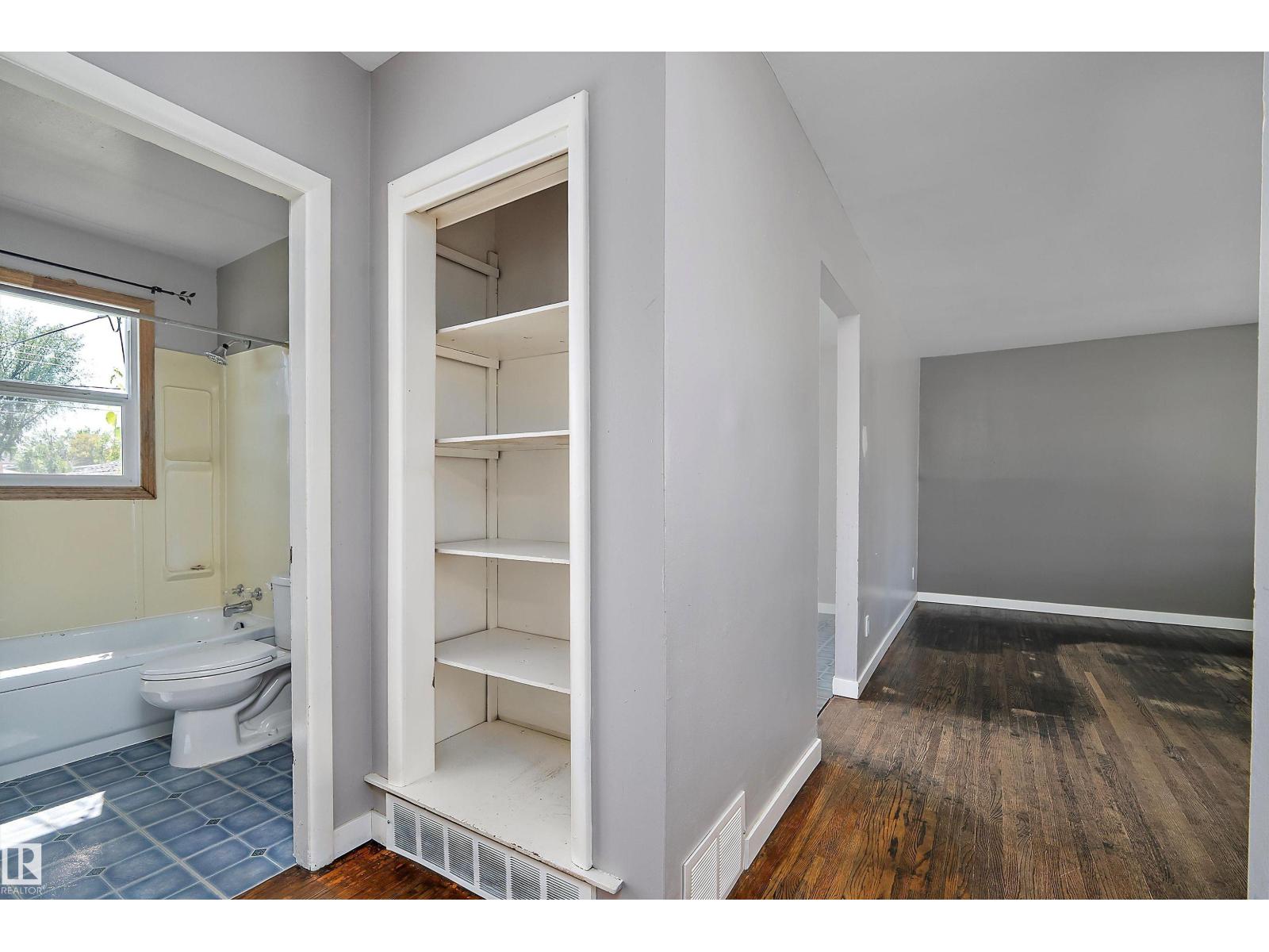 Photo 11 of 4405 116 Av Nw, Edmonton AB