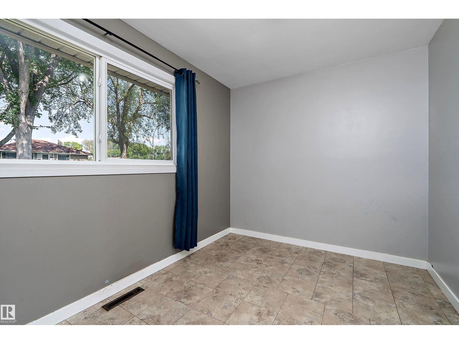 Photo 12 of 4405 116 Av Nw, Edmonton AB