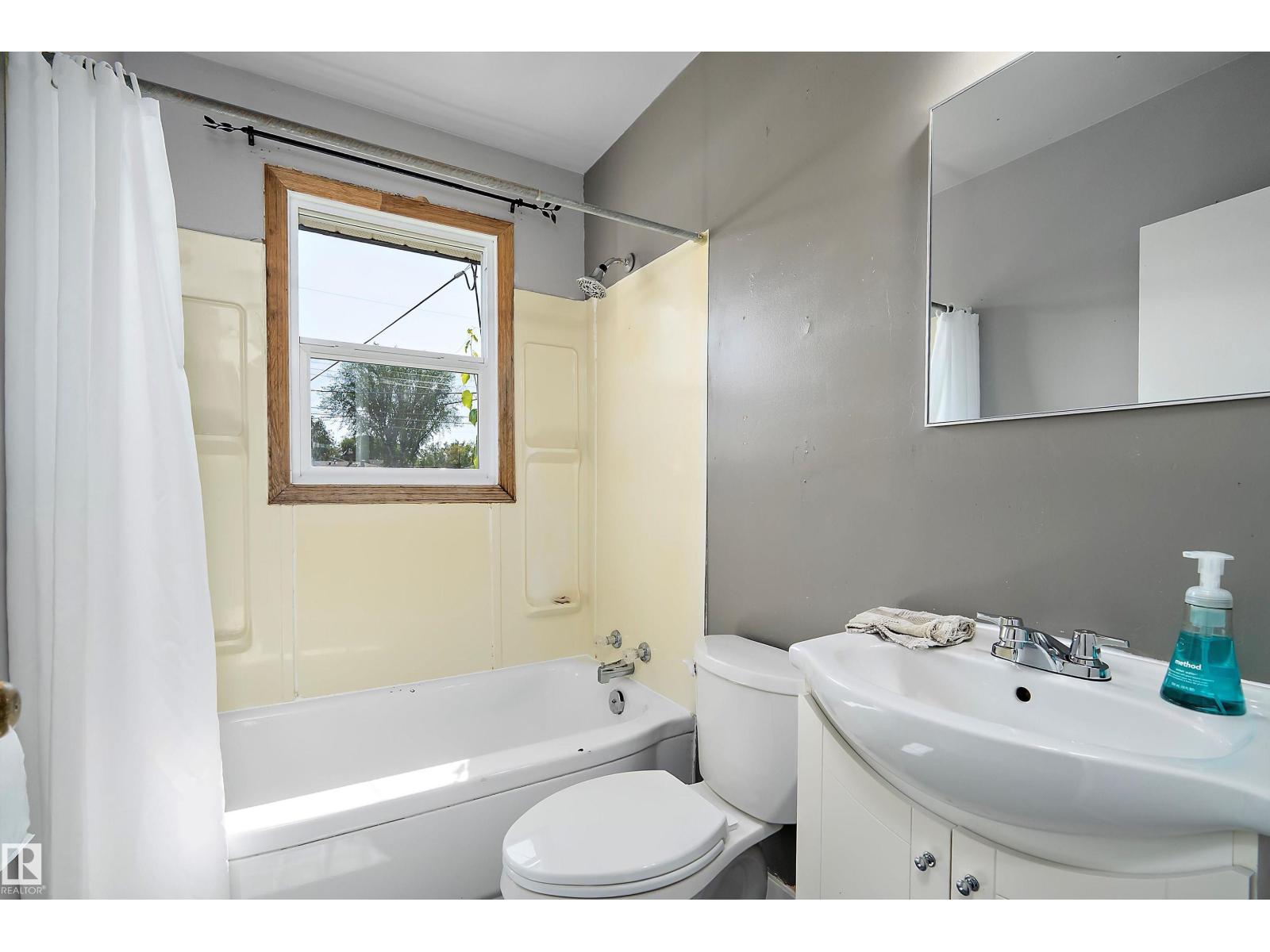 Photo 22 of 4405 116 Av Nw, Edmonton AB